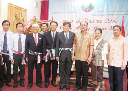 Nguyen Van Dua (4th, R), permanent deputy secretary of the HCMC Party Committee greets Lao Consulate officials on occasion of Lao New Year (Photo: SGGP) Nguyen Van Dua (4th, R), permanent deputy secretary of the HCMC Party Committee greets Lao Consulate officials on occasion of Lao New Year (Photo: SGGP)